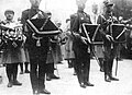 Marskalkstavene for feltmarskalkene fra Frankrike, Storbritannia og Polen presenteres under begravelsen av den franske generalen Ferdinand Foch 1929