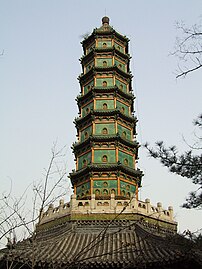 Pagodo de la Bonodoraj Montetoj[16] (Xiāngshān Gōngyuán, Pekino).