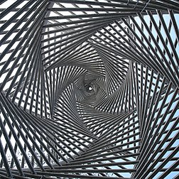 Vue intérieure verticale de la structure hexagonale, laissant transparaître l’étoile de David, du Mémorial de la synagogue, brûlée en 1938 durant la Nuit de Cristal, sur la Platz der Synagoge (place de la Synagogue) à Göttingen (Allemagne). (définition réelle 2 800 × 2 800)