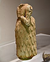 Estátua sem cabeça de um homem sumério, de Cafaja, início do período dinástico (2900–2350 a.C.) Museu de Suleimânia