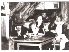 Hella De Santarossa (Mitte) und J. Beuys (links) diskutieren mit Hausbesetzern, 1982, Berlin.png
