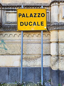 Il segnale stradale indicante l'ubicazione del palazzo Ducale.