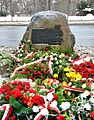Kwiaty pod kamieniem pamiątkowym (70. rocznica akcji, 2014)