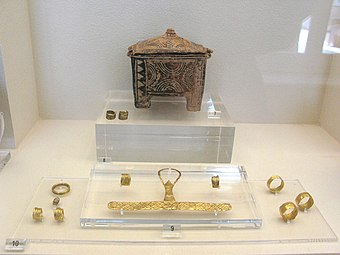 Boîte et bijoux d'une tombe de jeune fille. XIe siècle. Ancien cimetière du Céramique