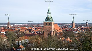 Uitzicht vanaf de Kalkberg naar het oosten richting het centrum van Lüneburg met de drie belangrijkste kerken