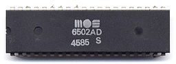 Mikroprocesor MOS 6502 v plastovém pouzdře DIP-40. Číslo 4585 znamená, že obvod byl vyroben ve 45. týdnu roku 1985.