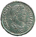 Az utolsó pogány motívummal díszített római pénzérme, Iulianus portré, körirata: DN FL CL IVLIANVS PF AVG D(ominus) N(oster) FL(avius) CL(audius) IVLIANVS P(ius) F(elix) AVG(ustus).)
