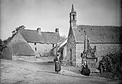 Autre vue du village de Bonigeard avec son calvaire et sa chapelle et deux villageoises vaquant à leur occupation vers 1911.