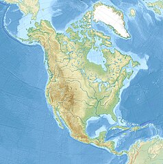 Mapa konturowa Ameryki Północnej, u góry po lewej znajduje się czarny trójkącik z opisem „Denali”