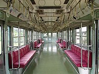 クハ2658の車内。子供の描いた絵が側面上部の広告枠に掲示されている