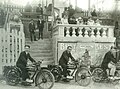 Motovelocidad en frente del Empire Stadium en los 1920s