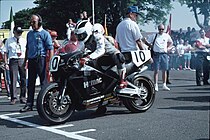 Robert Dunlop met de NRS 588 aan de start van de TT op Man in 1992