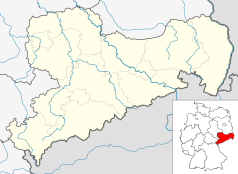 Mapa konturowa Saksonii, po prawej nieco u góry znajduje się czarny trójkącik z opisem „Bieleboh”