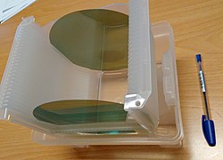 Zwei ∅ 150-mm-Siliciumcarbid-Wafer, im sichtbaren Bereich des Lichts teilweise transparent