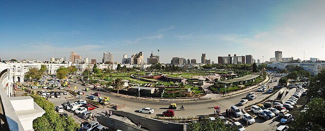 Cars and street in Rajiv Chowk (Connaught Place)