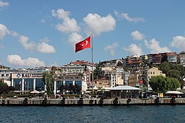 İstanbul Boğazı'nda dalgalanan Türk bayrağı
