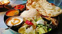 Thali tradicional vegetariano del norte de la India con varios currys de la India. En todo el sur de Asia se encuentran diversos platos de curry.