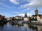 Lybecks domkyrka i mitten, med floden Trave i förgrunden.