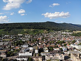 Blick auf Dorfzentrum und die Lägern