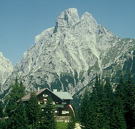 Vue de la montagne depuis le sud-est.