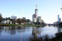 Yarra virtaamassa Melbournen läpi.