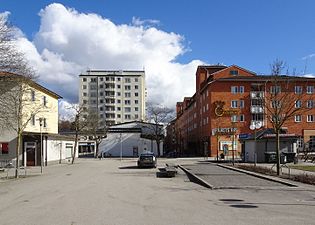 Bagarmossens centrum med nya delen till höger, där bl.a Folkets hus finns.