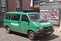Einsatzfahrzeug VW T4 als Halbgruppenkraftwagen der Bereitschaftspolizei in alter grüner Farbgebung