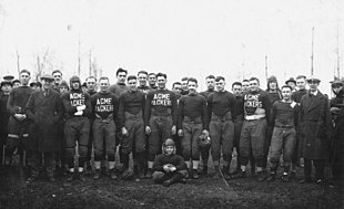 A black and white photo of Packers players in uniform.