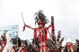 Seorang penari kabasaran dari Tomohon, Minahasa, Sulawesi Utara