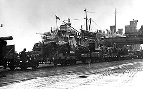 Canons sur wagons plats aux quais de l'armée américaine en 1919.