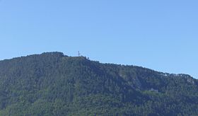 La croix du Mont Mimat, et à droite l'ermitage