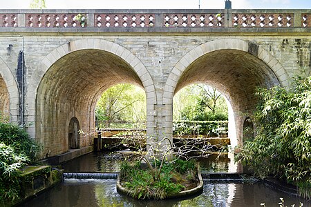 Nantes, pont Jules-César, franchissement de la Chézine, vue du Parc de Procé.