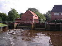 Schöpfwerk Otterndorf von Norden, links „Dieselschöpfwerk“, heute für den Kanal, rechts „Elektroschöpfwerk“ für die Medem