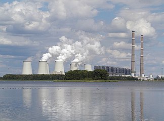 Kraftwerk im Sommer 2004, erster Schornstein bereits abgerissen