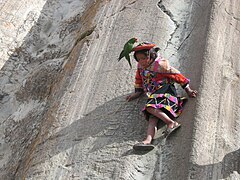 Geleneksel giysileriye küçük bir Peru kızı