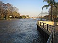 Río Luján en su paso por Tigre, al fondo de la imagen se puede ver el Parque de la Costa.