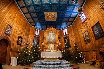 Vánočně vyzdobený interiér kostela sv. Anny ve Valašském muzeu v přírodě v Rožnově pod Radhoštěm