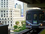 Kereta Laluan Hijau Miami Metrorail dengan laluan bertingkat di stesen Pusat Pemerintah, Miami