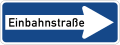 längliches rechteckiges Schild mit weißem, nach rechts zeigendem Pfeil auf blauem Grund, im Pfeil steht in schwarzer Schrift "Einbahnstraße"