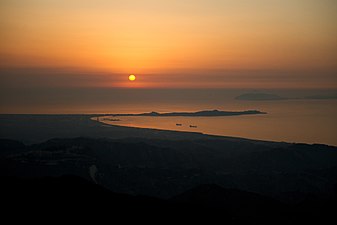 Golfo di Patti e Golfo di Milazzo al tramonto. Sulla destra si intravedono Vulcano e Lipari