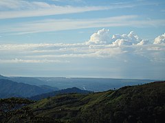 La costa de Quepos vista desde Concepción, en las tierras altas de Tarrazú.