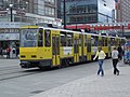 Tatra-Tram Typ KT4Dtmod neben Weltzeituhr