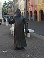 Don Camillo vor der Kirche