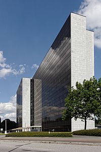 49. Platz: Dirtsc mit Hamburg-Winterhude, City Nord, Bürogebäude Überseering 12, ehemaliges HEW-Gebäude, zum Zeitpunkt der Aufnahme Vattenfall-Gebäude