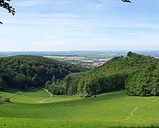 Eine schöne Aussicht auf das Skigebiet unterhalb der Harburg, den Berg mit seinen Aufbauten, das Zwölfmorgental und Teile von Wernigerode (1).jpg