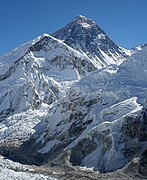El monte Everest, el punto más alto de la Tierra, está en la frontera entre China y Nepal.