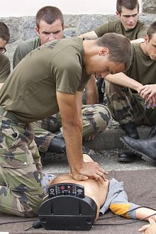 Photo d'une séance d'entraînement à la réanimation cardiopulmonaire