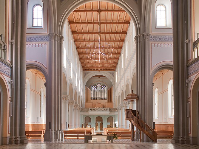 Неф и орга́н церкви в Гларусе (Швейцария)