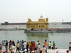 मुख्य द्वार सँ श्री हरिमन्दिर साहिबक दृश्य