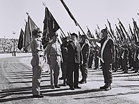 דגל גדוד נח"ל 950 בטקס פתיחת מפגן ומצעד צה"ל בירושלים ע"י נשיא המדינה יצחק בן צבי. 1958.